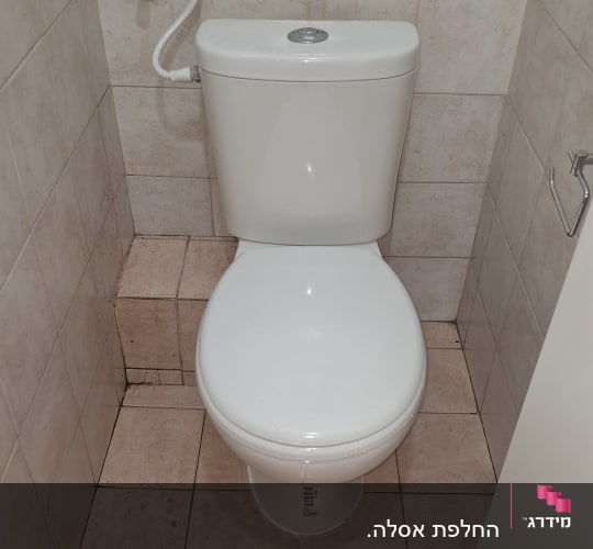 אסלה בחדר אמבטיה עם אריחי קרמיקה